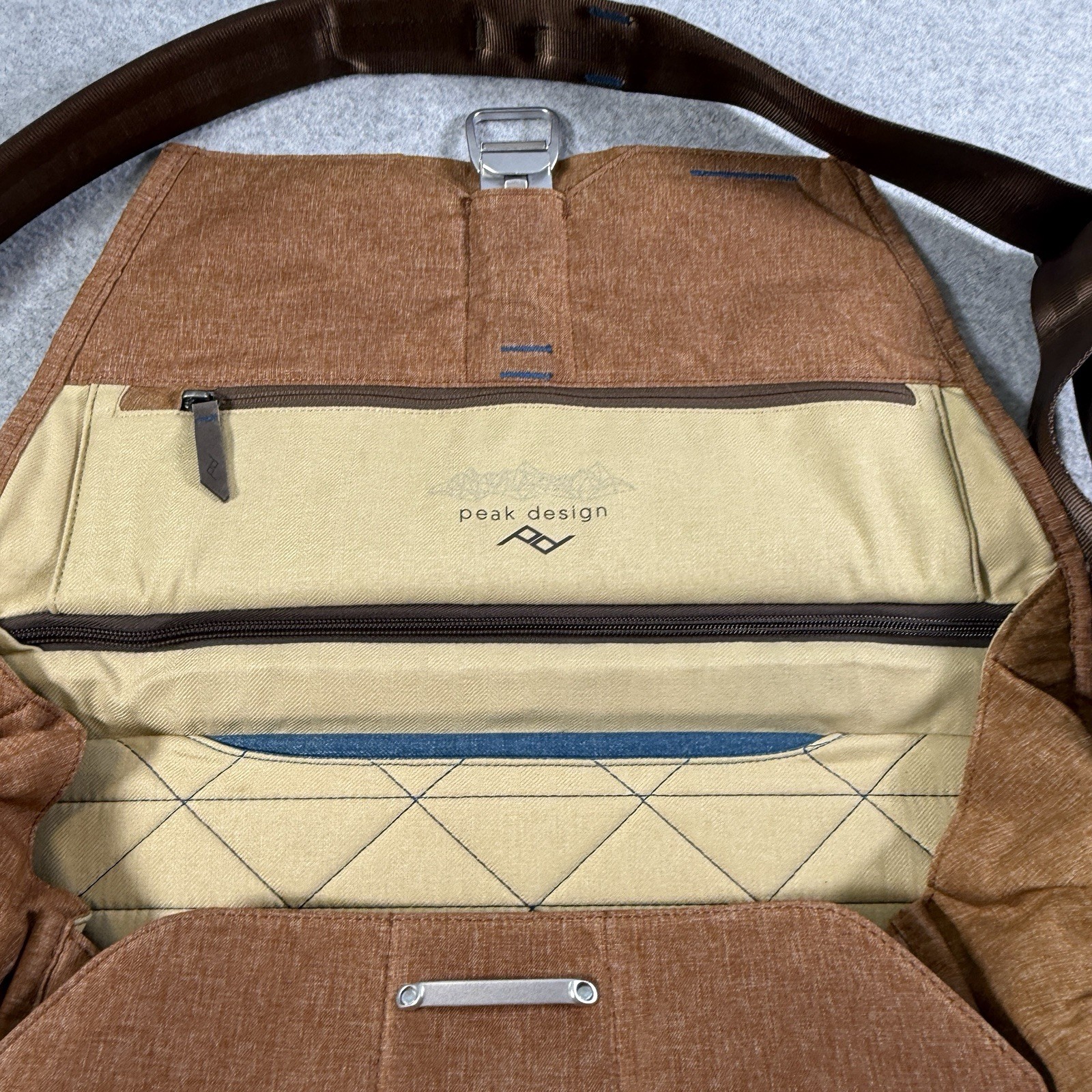 Peak Design The Everyday Messenger 15″ Camera Laptop Work Bag Brown