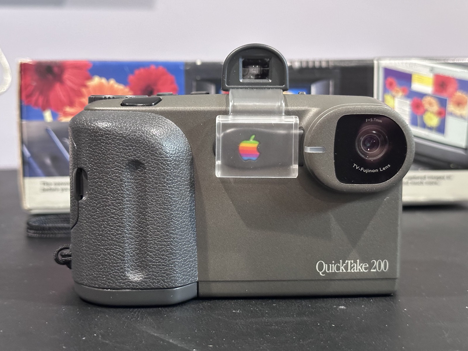 Apple Quicktake 200 Digital Camera with viewfinder 2MB Card plus Reader and box