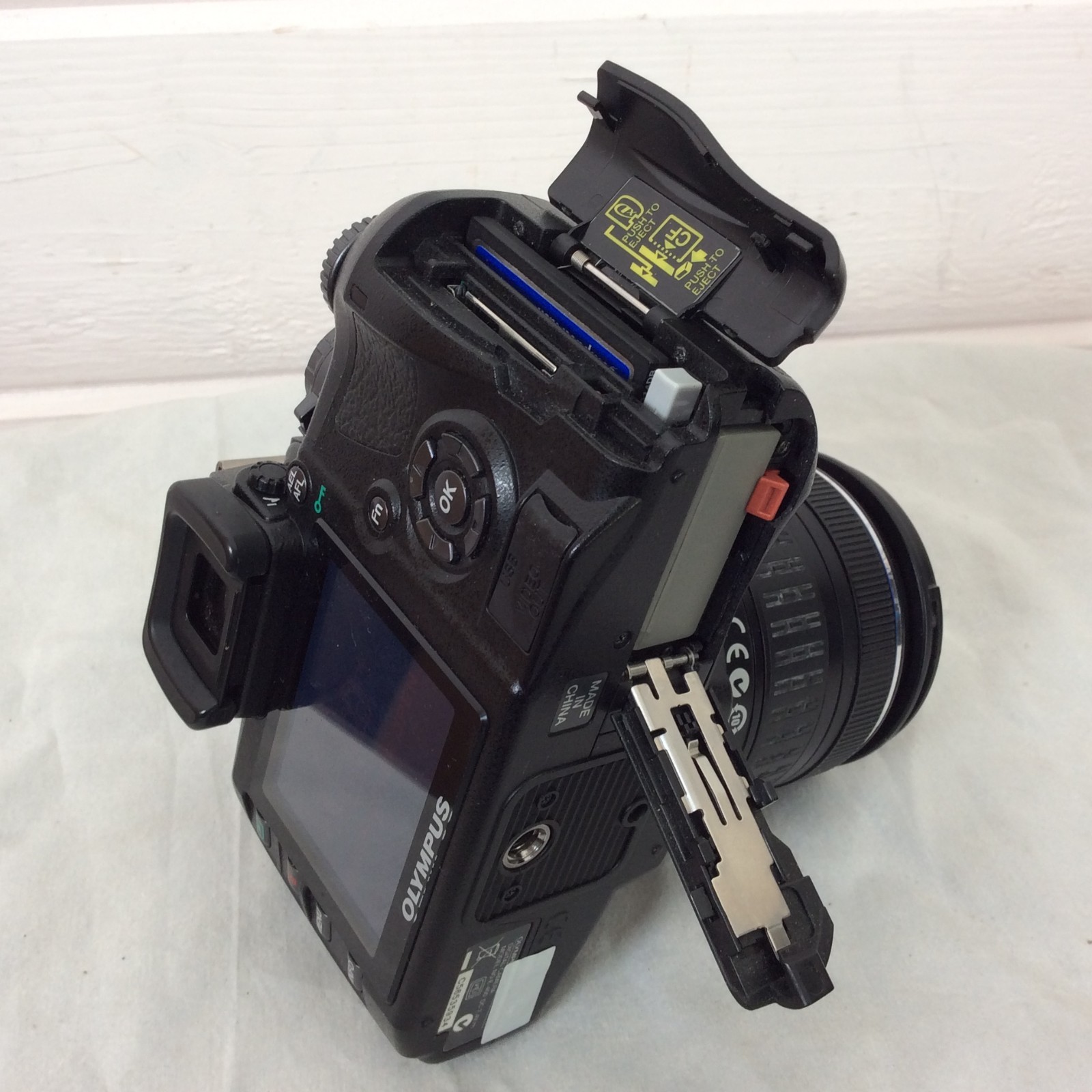 Olympus Evolt E-400 10MP Digital SLR with 14-42mm Lens – Battery Door Problem
