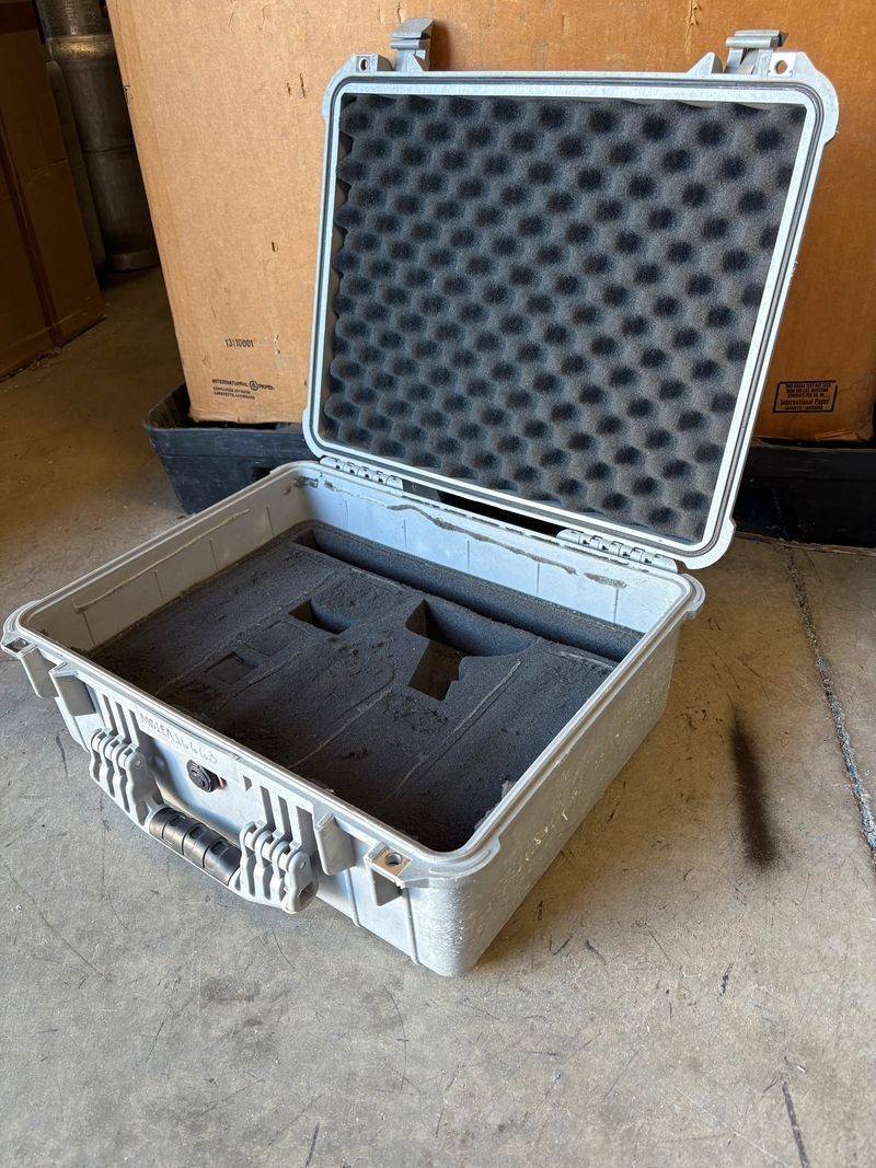 Pelican 1550 Protector Case | iM 2600 Equiv | 20.66 x 17.2 x 8.4 in | Gray