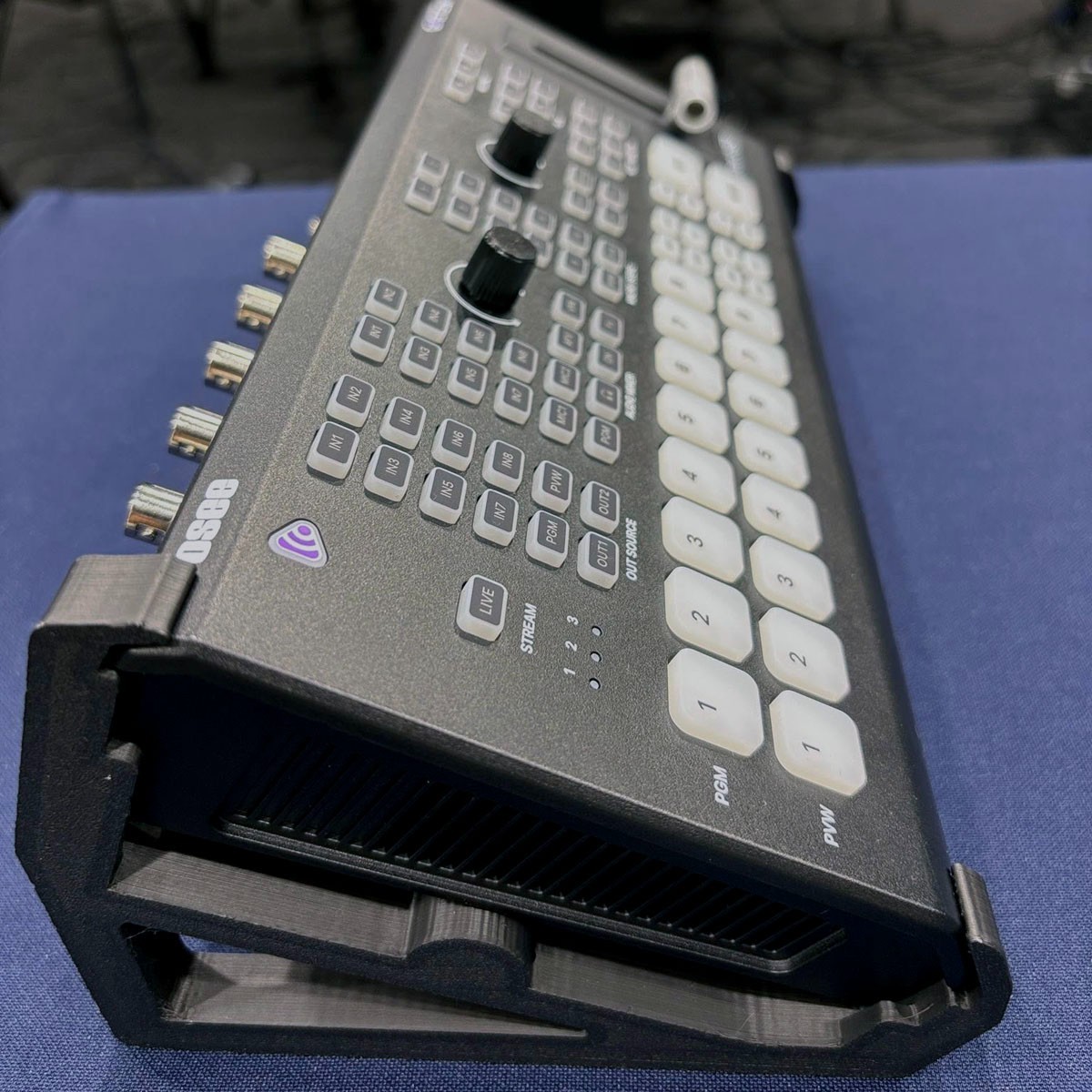 Stand for “GoStream Duet 8 ISO” with two different angle settings for your conve