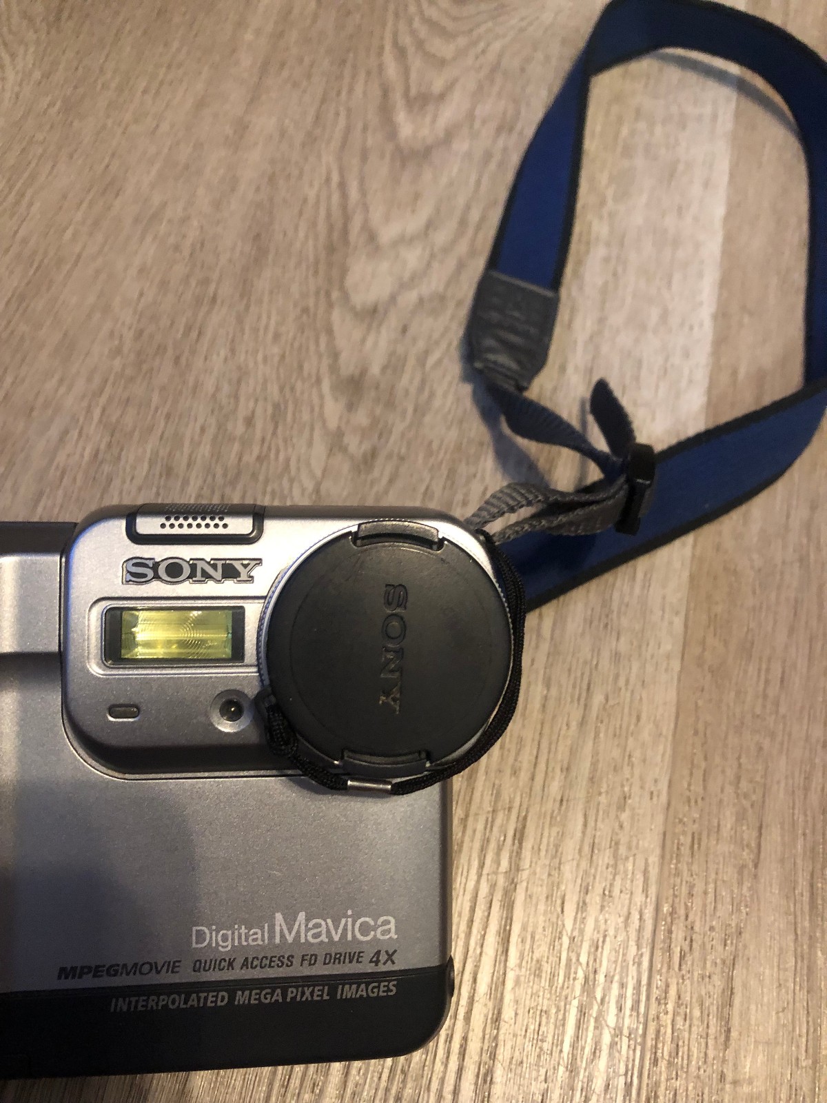 Sony Mavica MVC-FD83 0.9MP Digital Camera – Silver (MVCFD83) Camera Only .