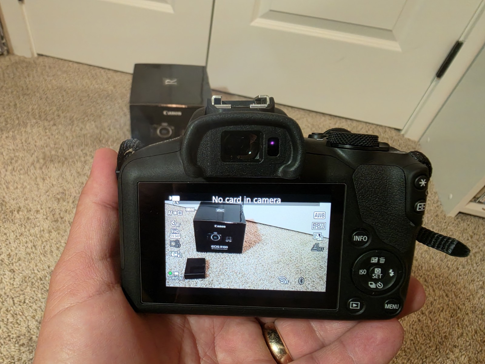 Canon EOS R100 Mirrorless Camera with Kit Lens and Original Box / Low Shutter Ct