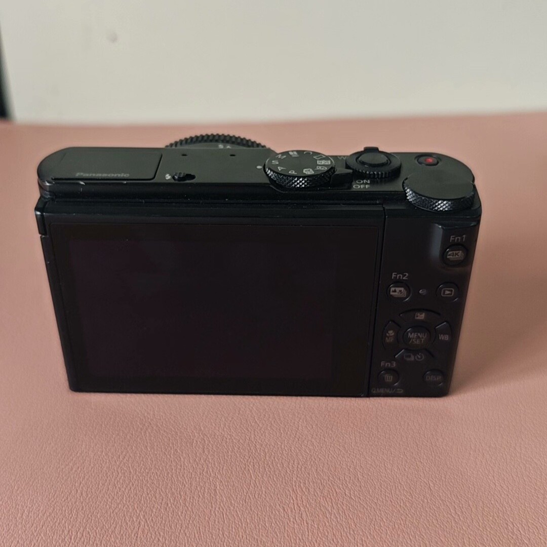 Panasonic DMC-LX10 (LX15) Digital Camera 20.1 MP 3x Optical Zoom Tiltable Screen