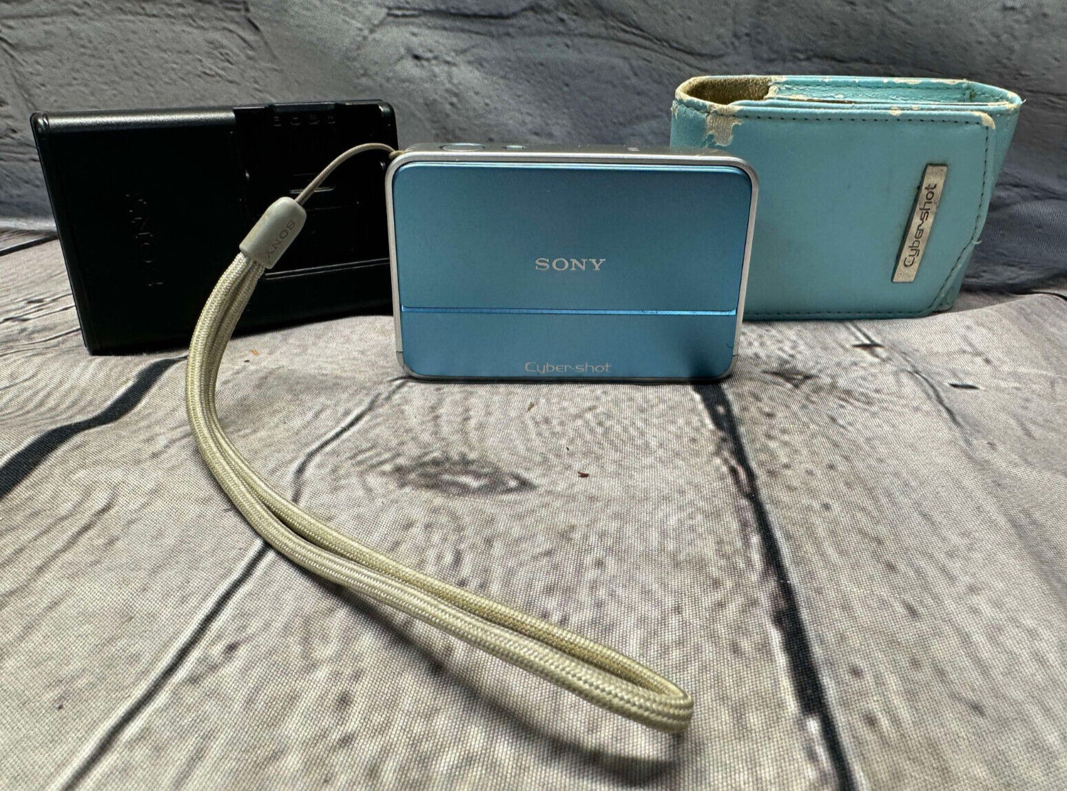 SONY Cyber Shot DSC-T2 8.1MP CCD Camera Sky Blue Japa for repair or parts READ!!