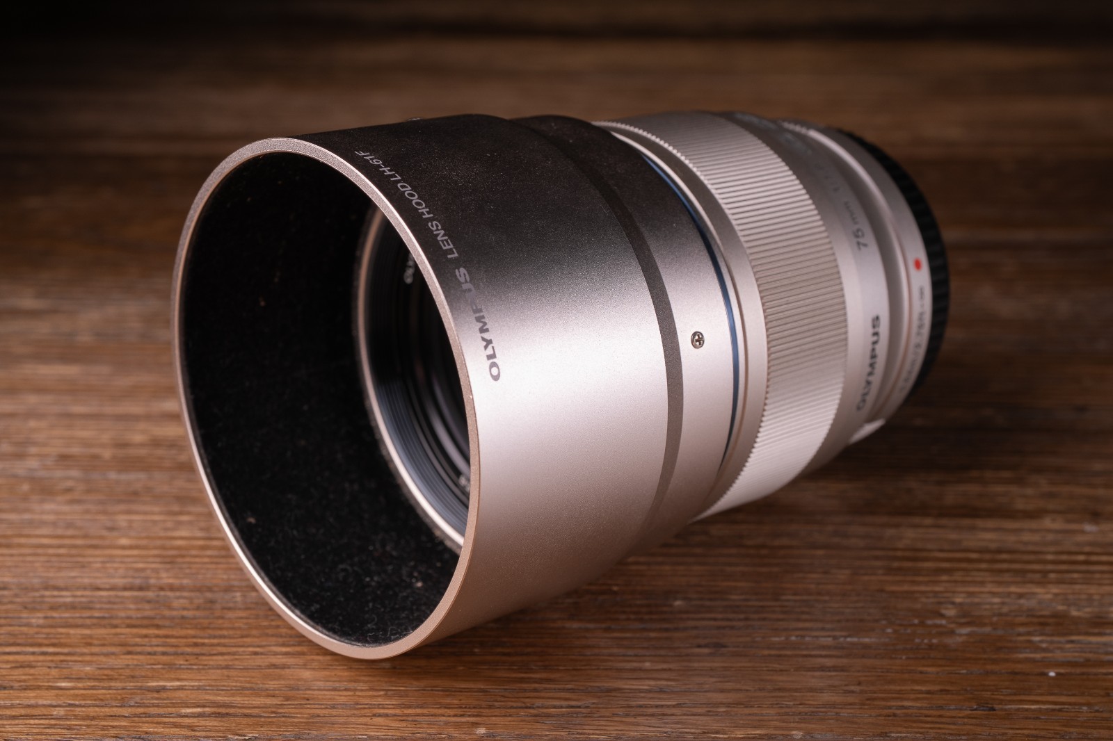 Olympus M.Zuiko Digital ED 75mm F/1.8 Silver with Hood for Micro Four Thirds