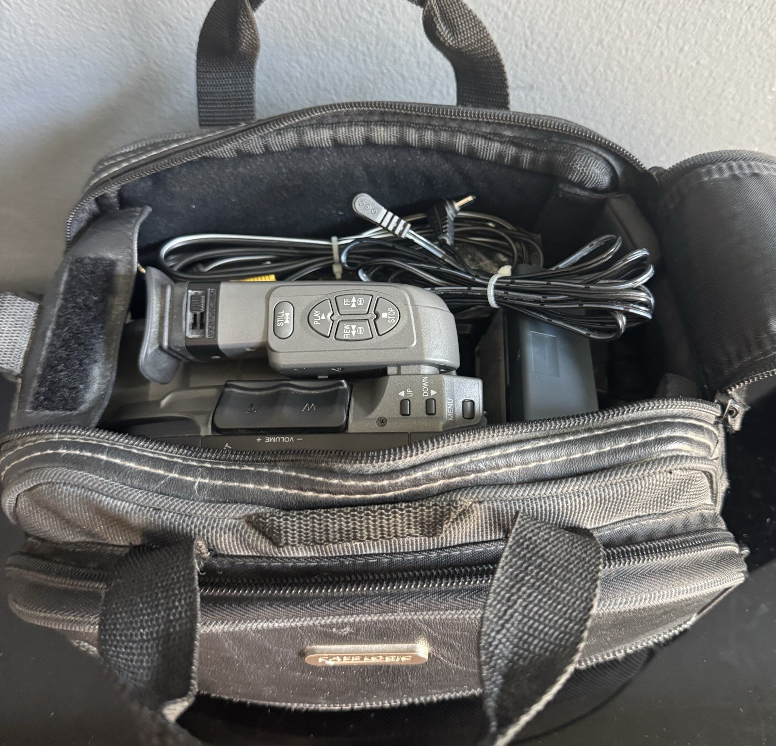 PANASONIC PV-L580D VHS-C Video Camera Lot 18x Zoom Case, Charger, Batteries Tape