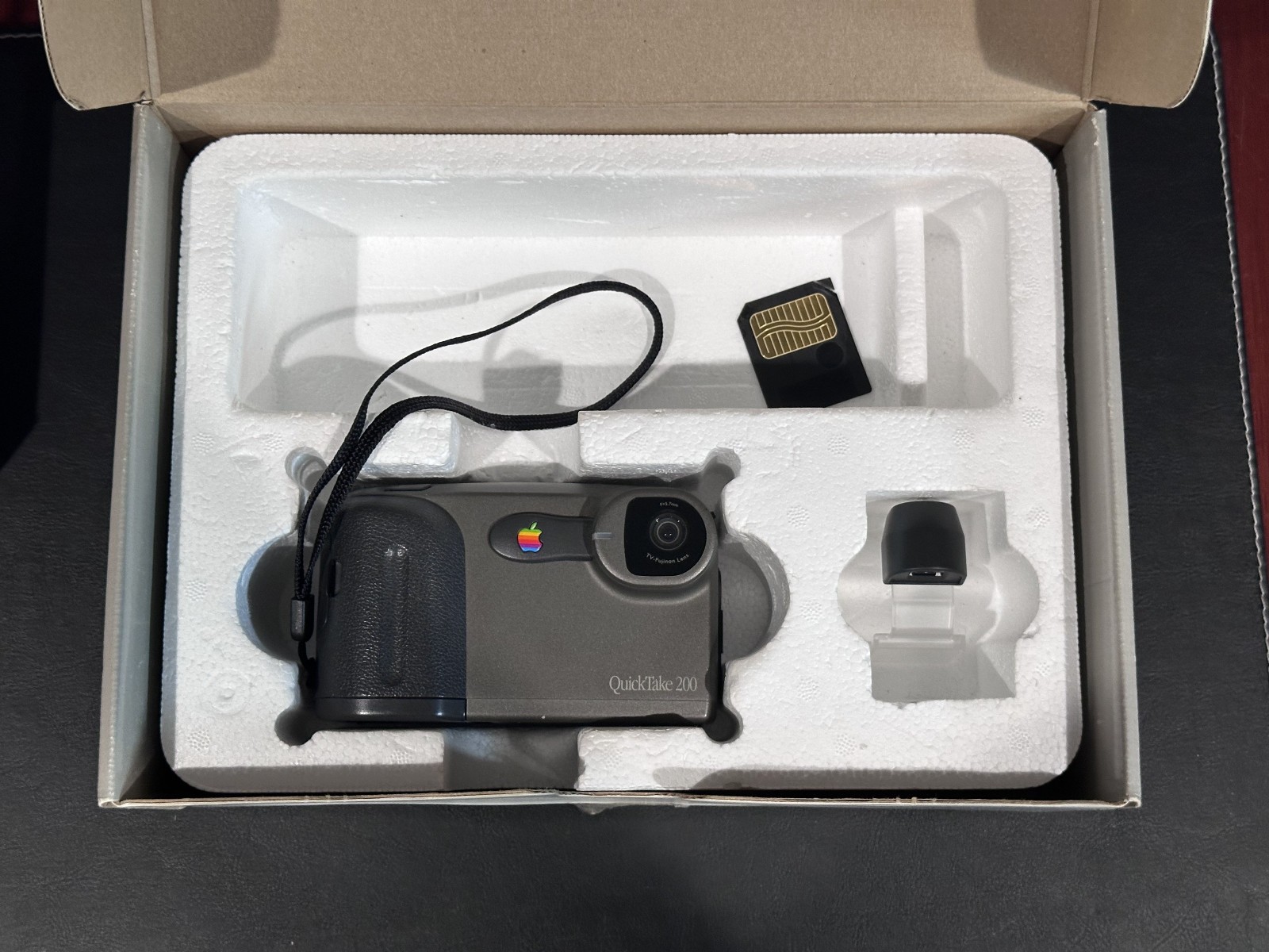 Apple Quicktake 200 Digital Camera with viewfinder 2MB Card plus Reader and box