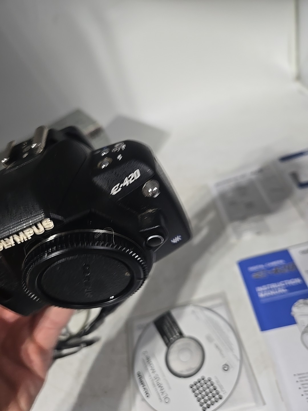 Olympus E-420 10.0MP DSLR Olympus Zoom 14-42mm Complete W/ Charger, Battery, Man
