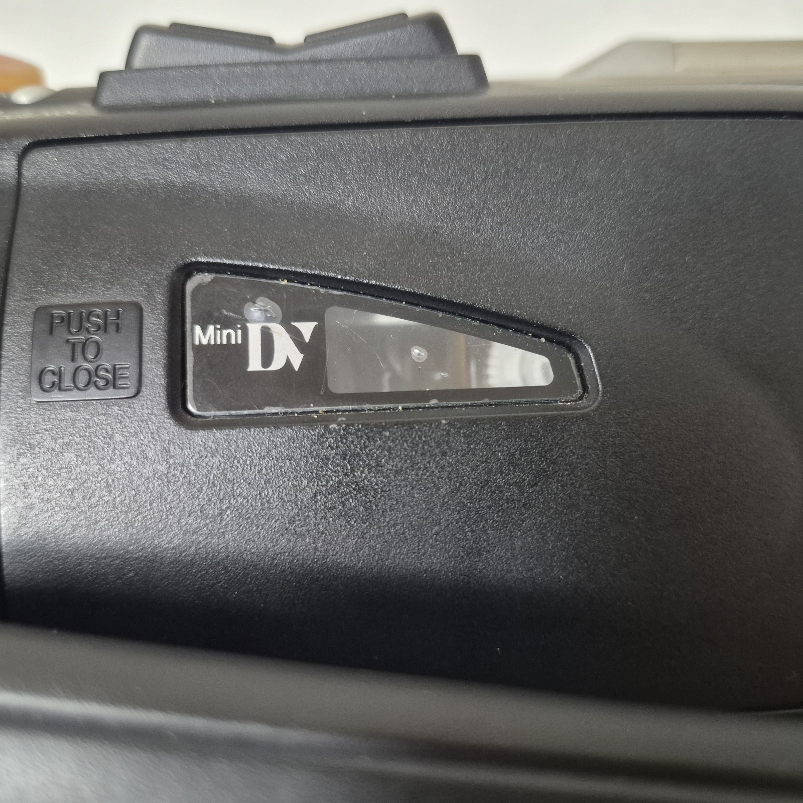 Panasonic PV-DV101D 2.5″ Screen 300x Digital Zoom Mini DV Video Palmcorder