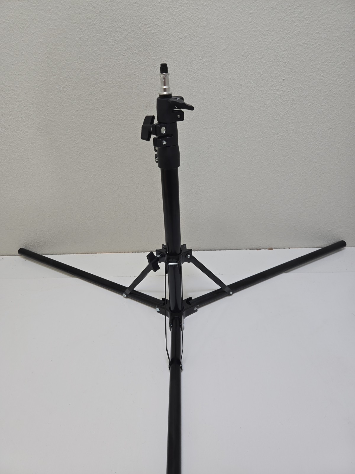 Universal Lightstand 6ft – Versatile, Durable, and Lightweight