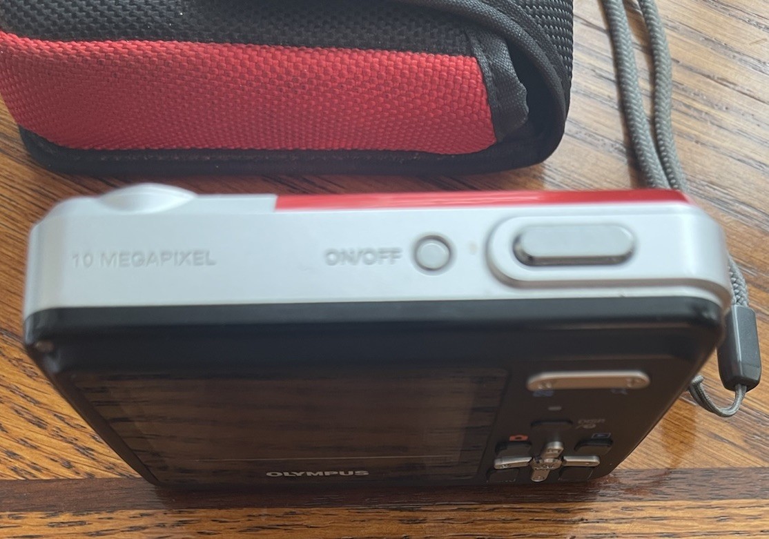 (Z) Olympus X-Series X-560WP 10.0MP Digital Camera & Case – Red – NO CHARGER