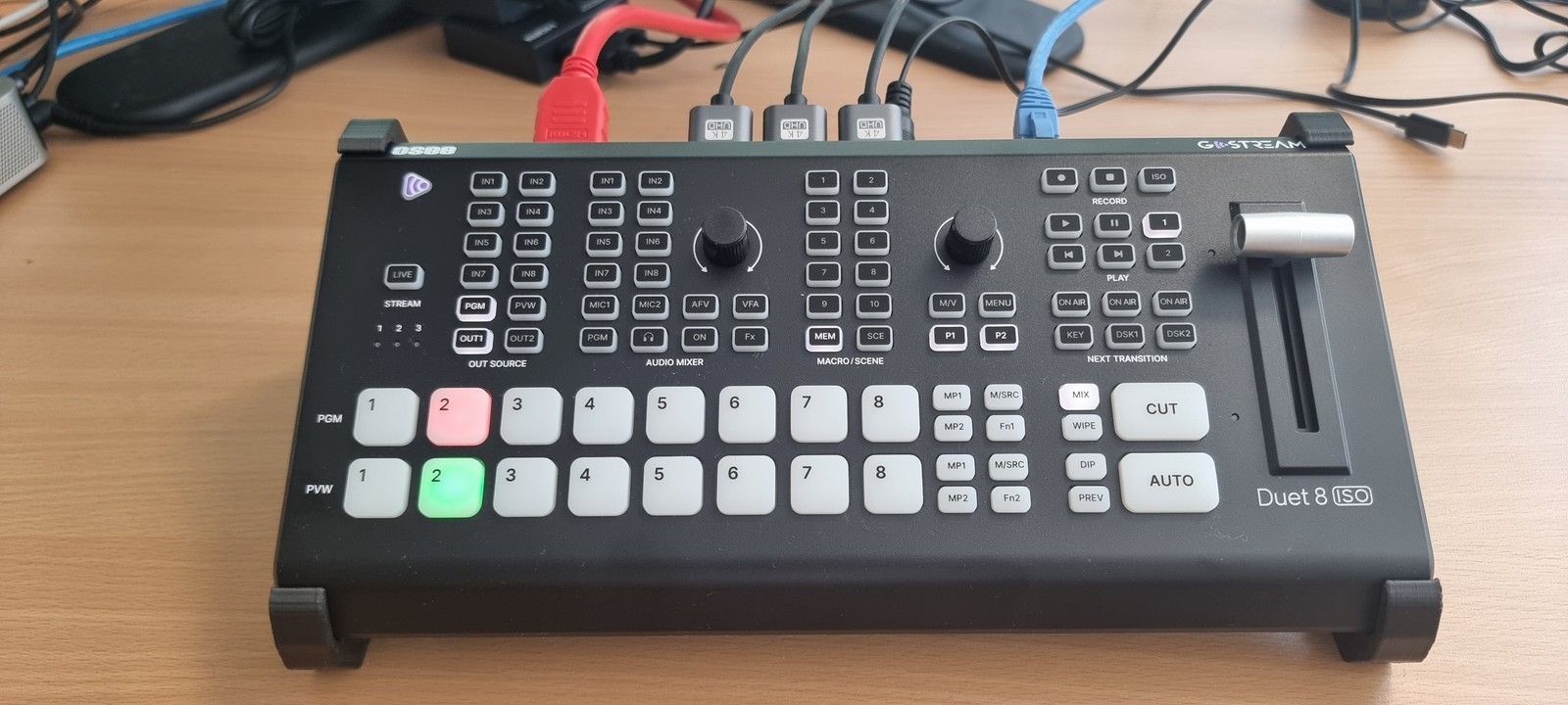 Stand for “GoStream Duet 8 ISO” with two different angle settings for your conve
