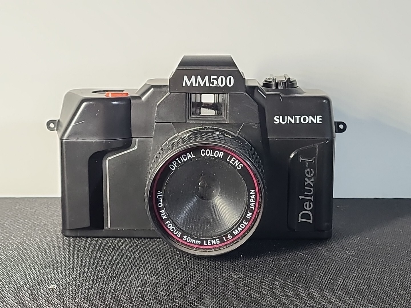 Vintage Suntone Deluxe-I MM500 Auto Fix Focus 50mm lens 35mm Camera Japan