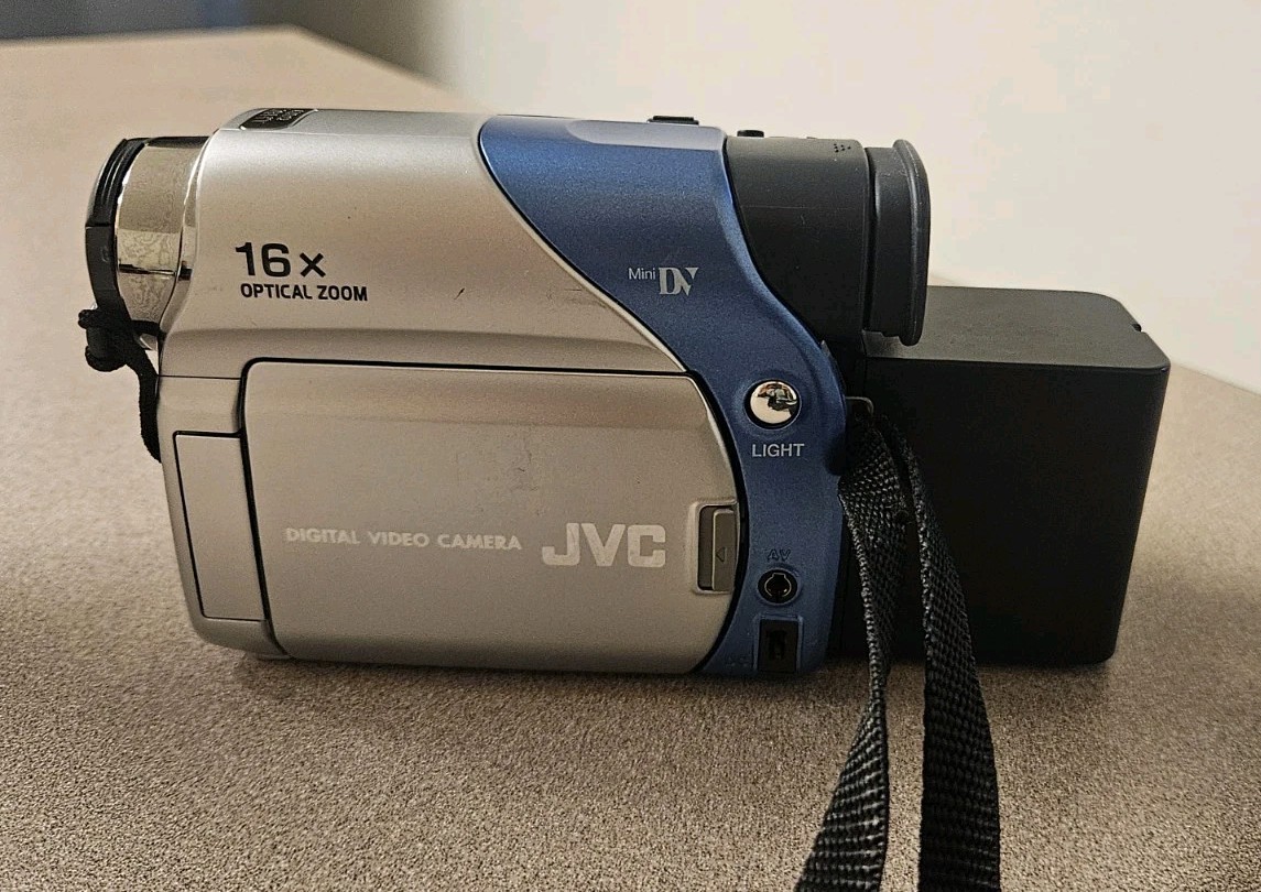 JVC GR-D33U MiniDV Digital Video Camera Camcorder 16x Optical Zoom Silver Blue
