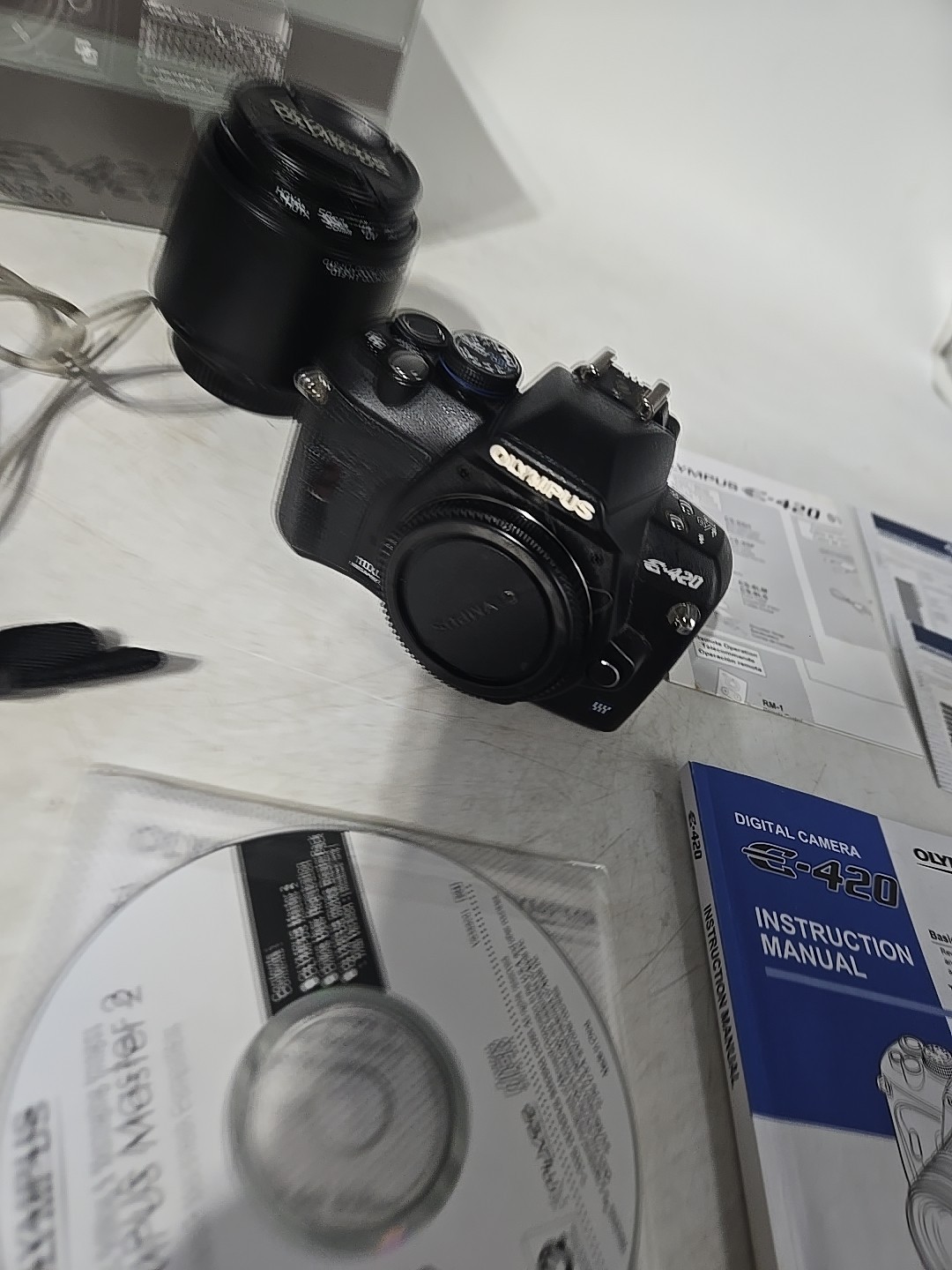 Olympus E-420 10.0MP DSLR Olympus Zoom 14-42mm Complete W/ Charger, Battery, Man