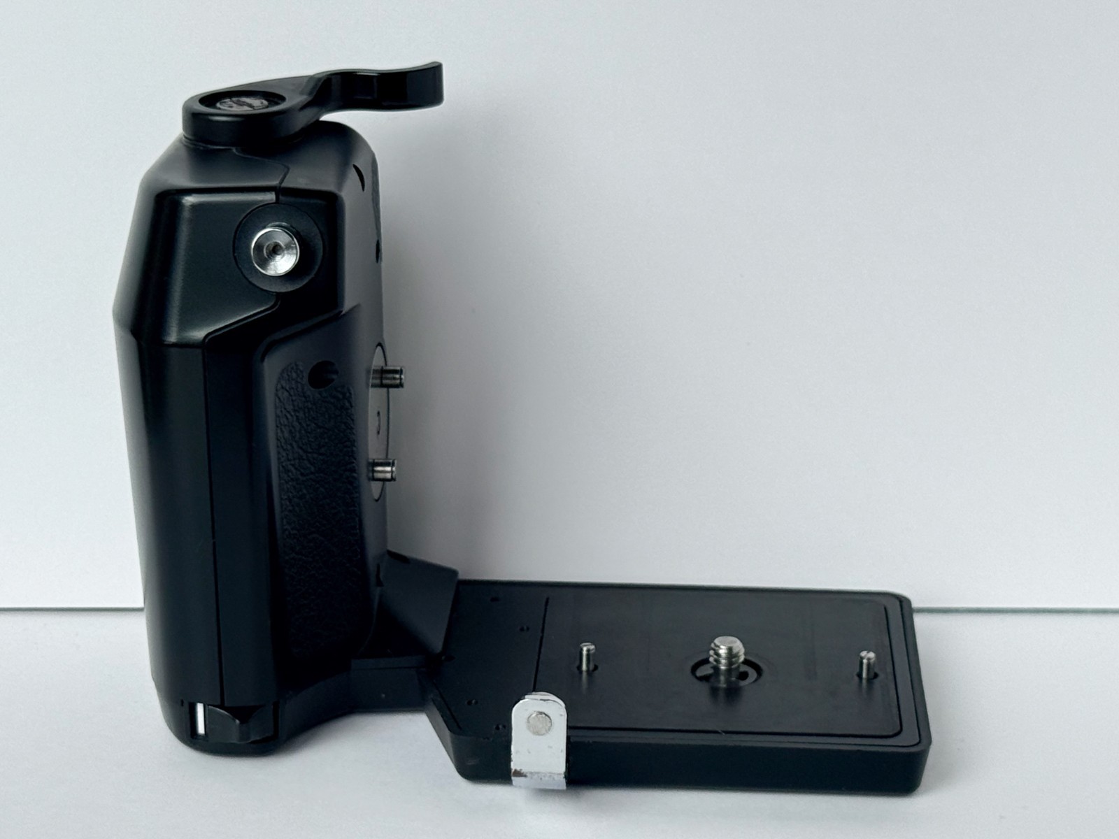 Mamiya 645E Medium Format SLR Film Camera Body + Removable Grip + 120 Film Inser