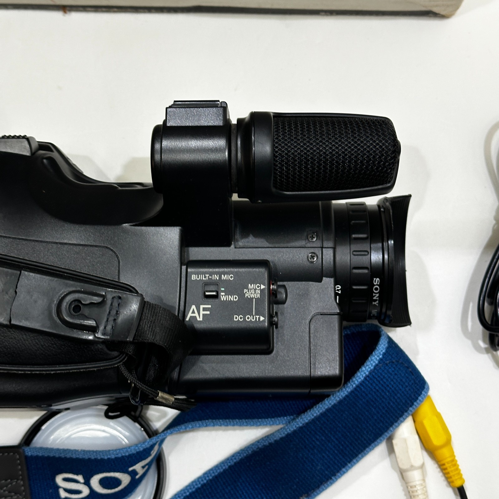 Sony CCD-V701 Video Hi8 Handycam Camcorder Bundle Box Untested