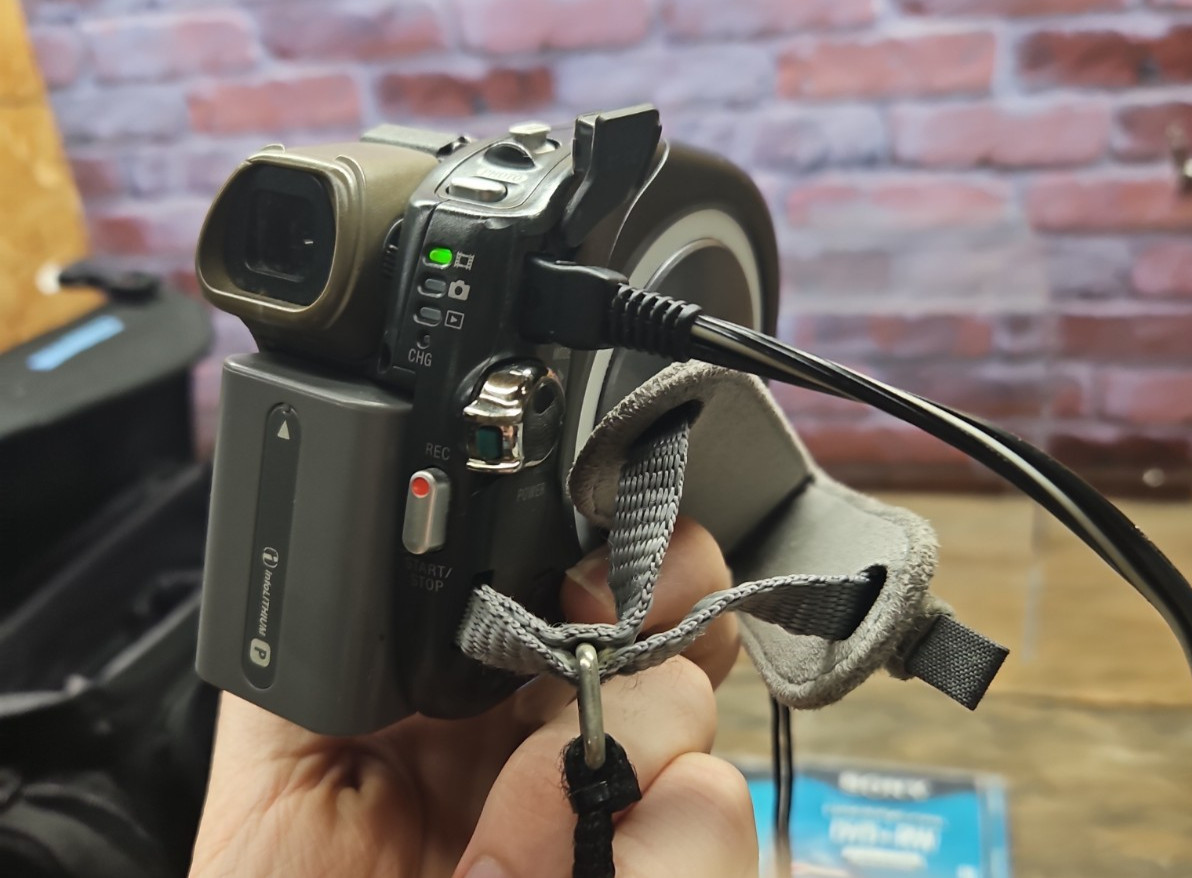Sony DCR-DVD92 Handycam DVD Camcorder 20X Tested Works w/ Charger Bad Battery