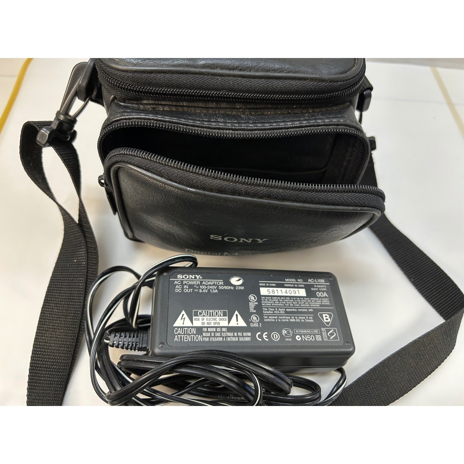 Sony Digital Mavica MVC-FD85 Camera Bundle Floppy Disk 1.3MP AC-L10B Charger Bag
