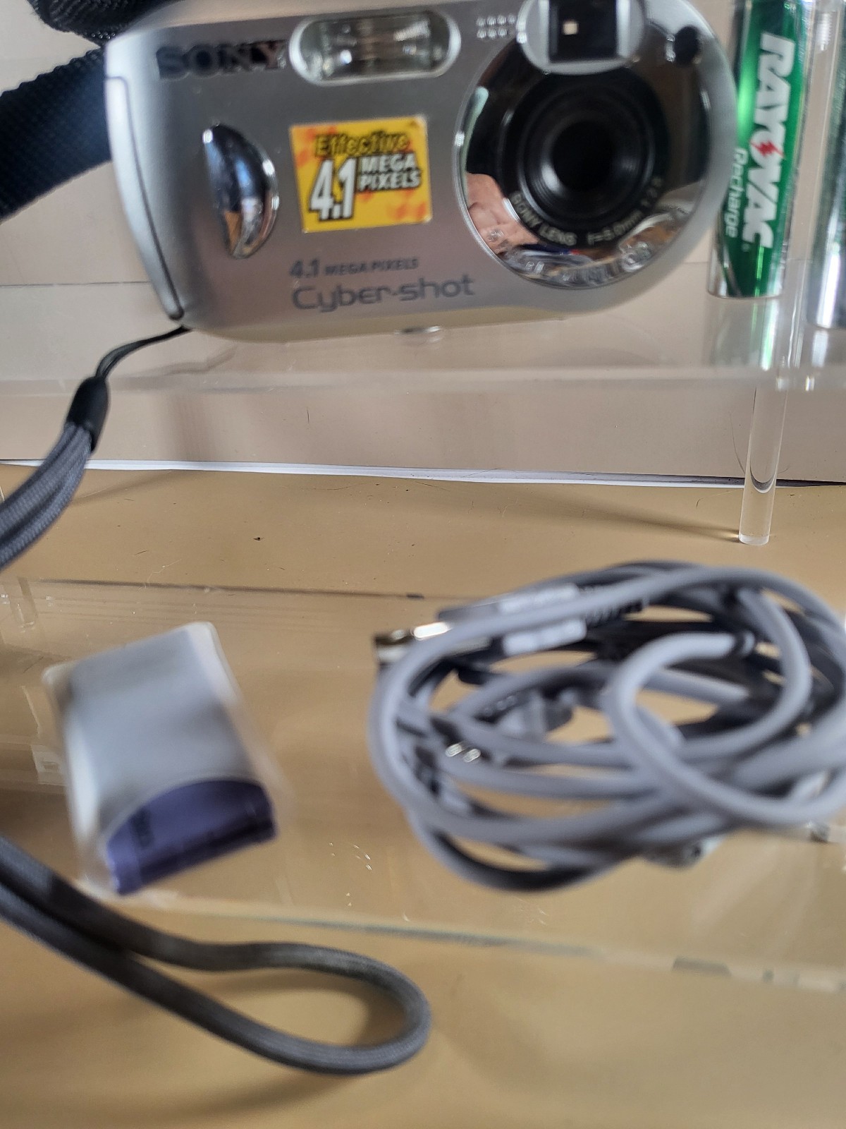 Sony Cyber Shot 4.1 Mega Pixel in Case Rechargable w/ Cords 3x zoom 2 Memory CAr