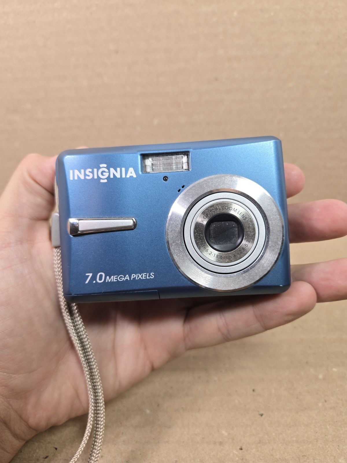 Insignia NS-DSC7B09 Blue 7.0MP Digital Camera w/8GB SD Card Used Tested Read