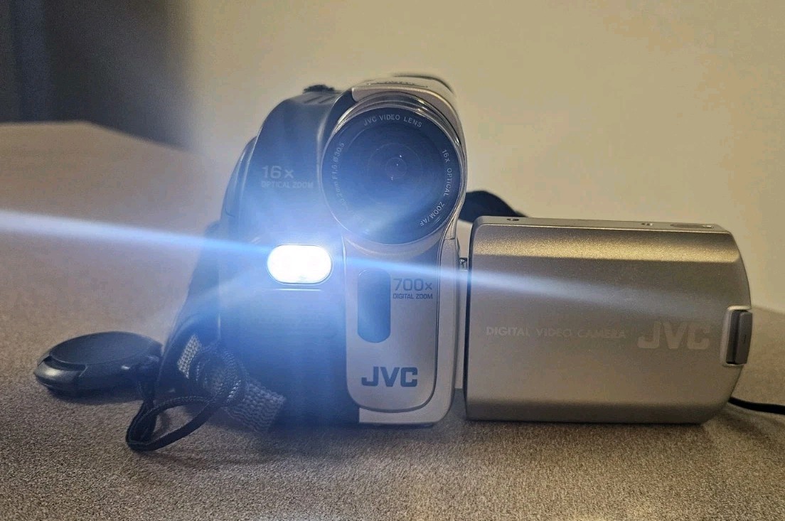 JVC GR-D33U MiniDV Digital Video Camera Camcorder 16x Optical Zoom Silver Blue