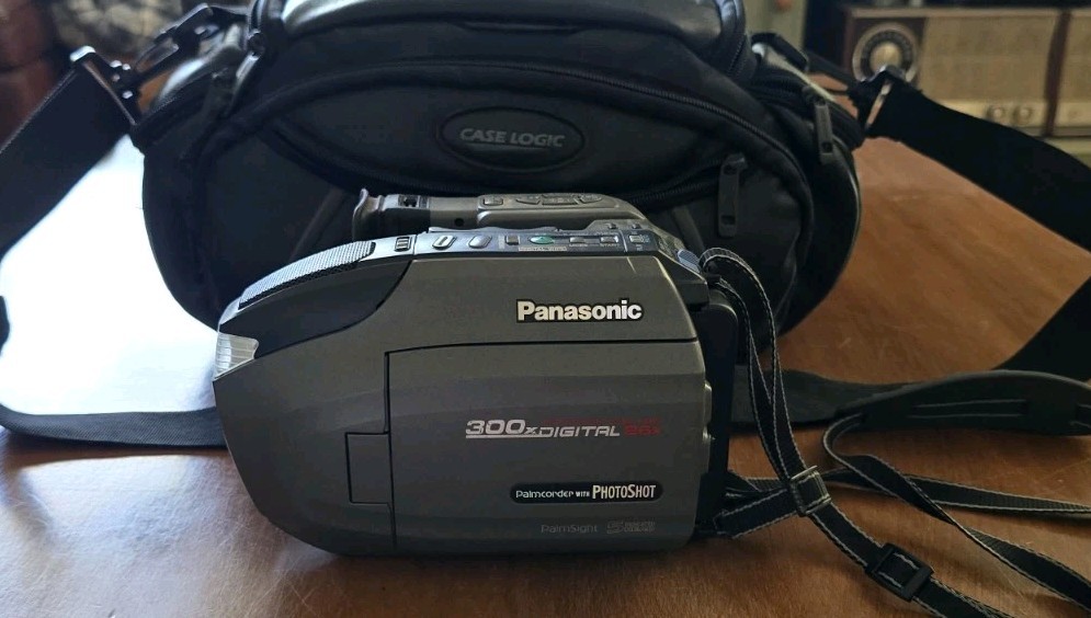 Panasonic Palmcorder Vhsc Camcorder 300x Digital 26x Zoom Lens Untested With Bag