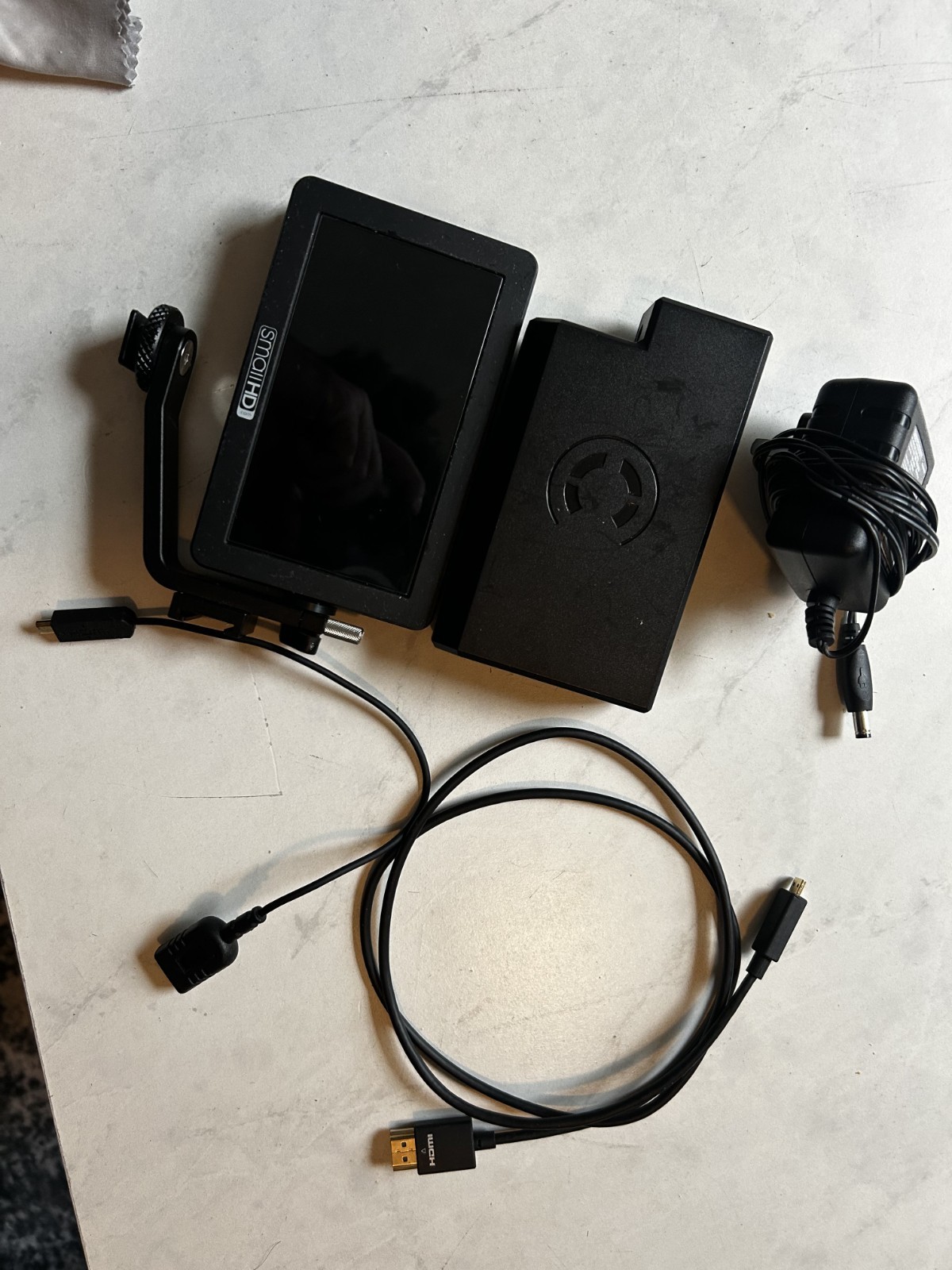 SmallHD FOCUS 5″ On-Camera Monitor With Core Battery, Chargers, and Hot Power