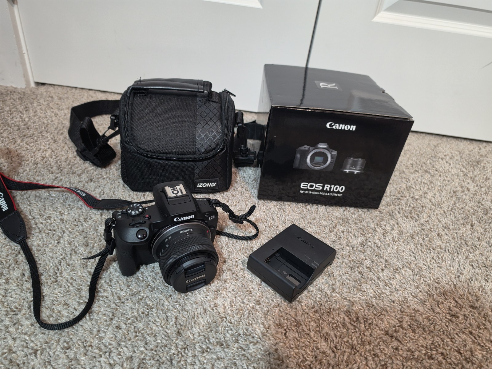 Canon EOS R100 Mirrorless Camera with Kit Lens and Original Box / Low Shutter Ct