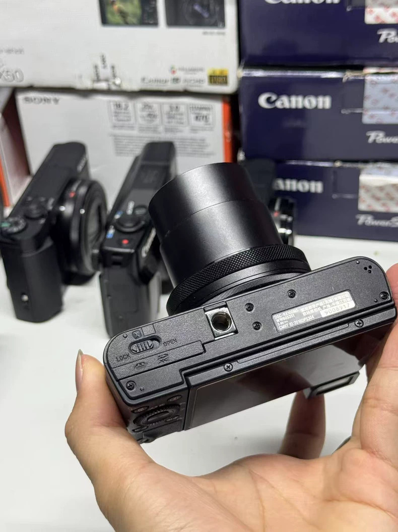 Sony Cyber-shot RX100 V RX100M5 20.1 MP Digital Camera w/ Flip Screen Viewfinder