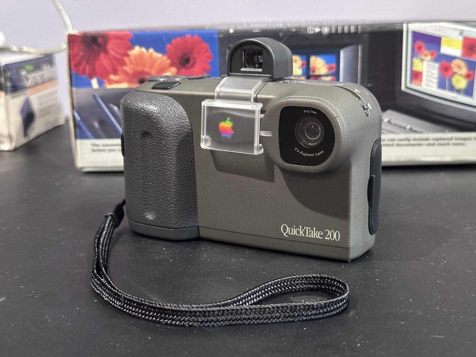 Apple Quicktake 200 Digital Camera with viewfinder 2MB Card plus Reader and box