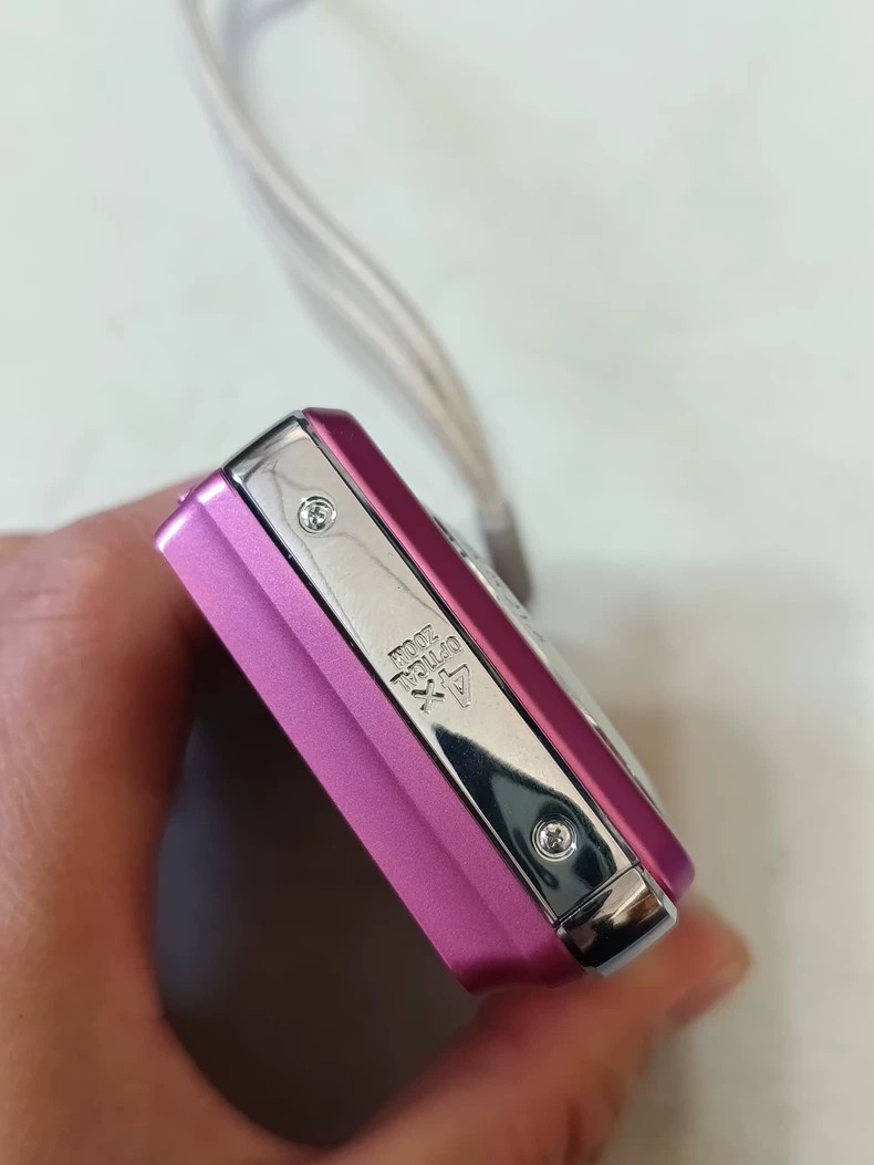 Sony Cyber-Shot DSC W220 12.1 MP Digital Camera 4x Optical Zoom