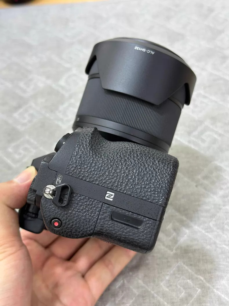 Sony Alpha A7 24.3MP Digital Camera with 28-70mm Lens Kit Full Frame Mirrorless