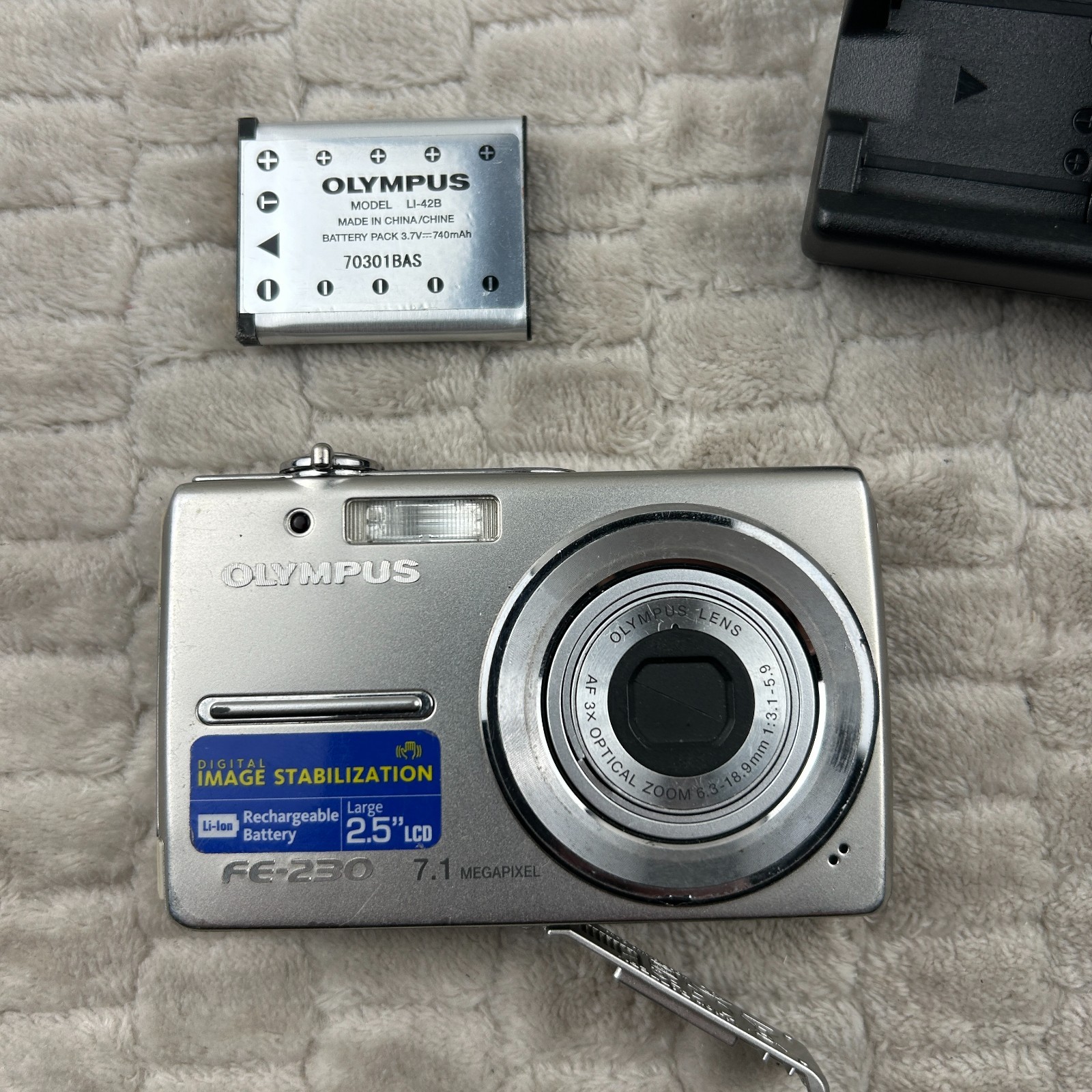 Olympus FE FE-230 7.1MP Digital Camera TESTED! w/ battery, charger NO SD Card
