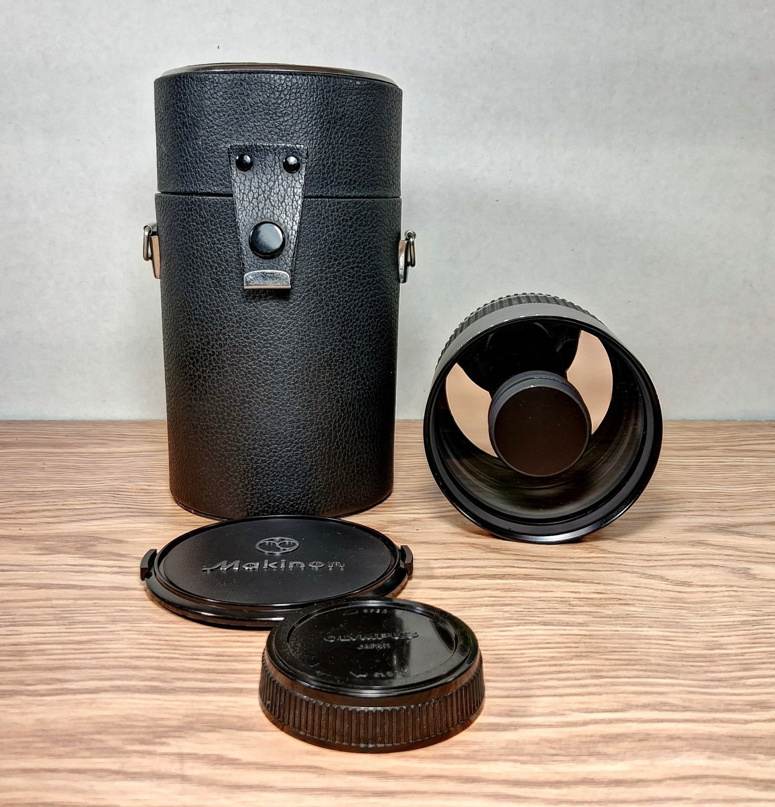 Makinon 500mm f/8 Reflex Mirror Telephoto Lens for Olympus OM w/ Case & Caps