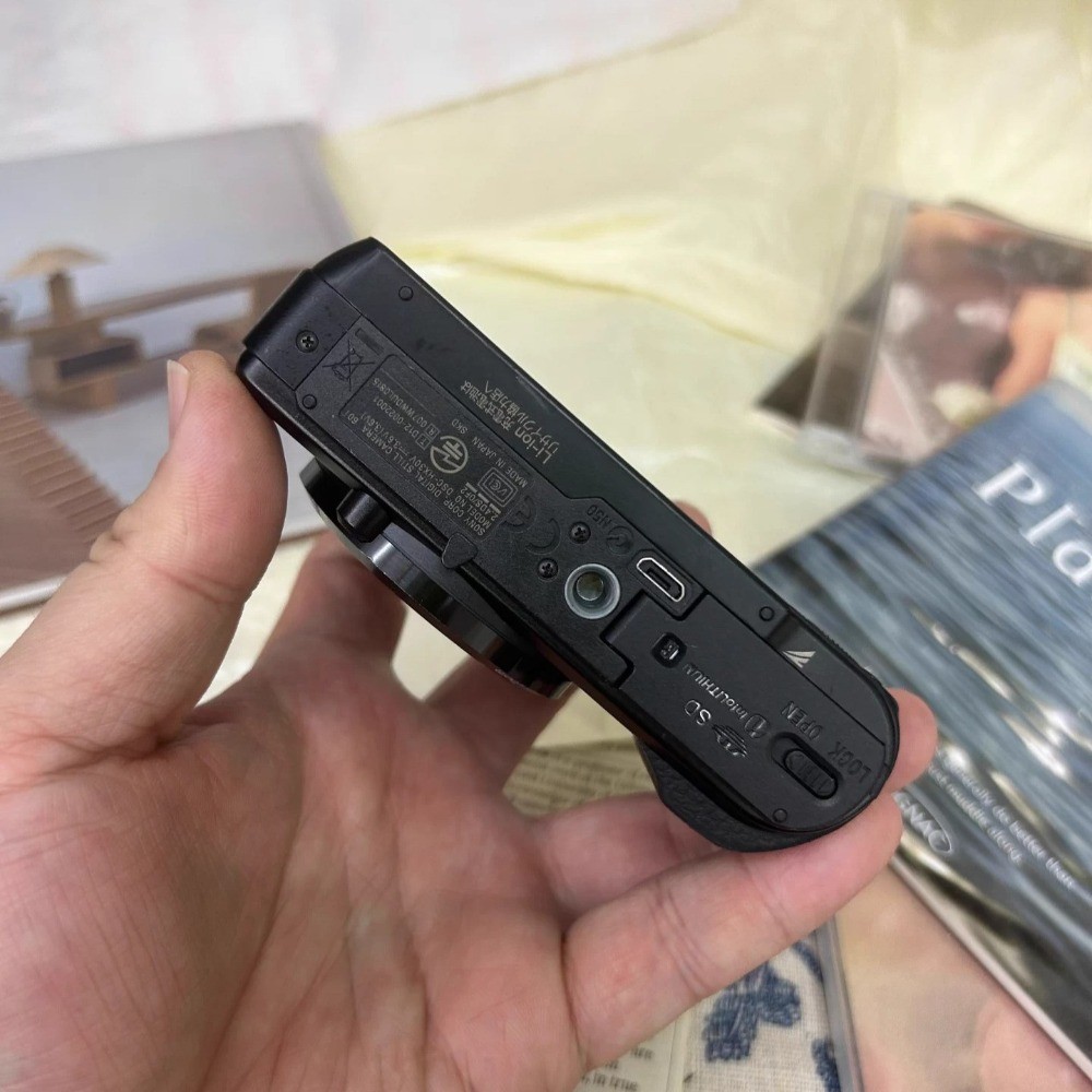 Sony Cyber-shot DSC-HX30/ HX30v 18.2MP 20x Optical Zoom Digital Camera -Black