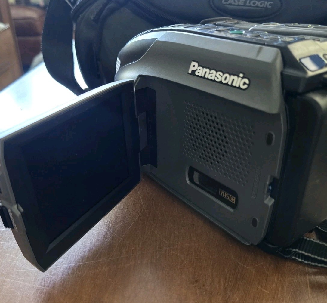 Panasonic Palmcorder Vhsc Camcorder 300x Digital 26x Zoom Lens Untested With Bag