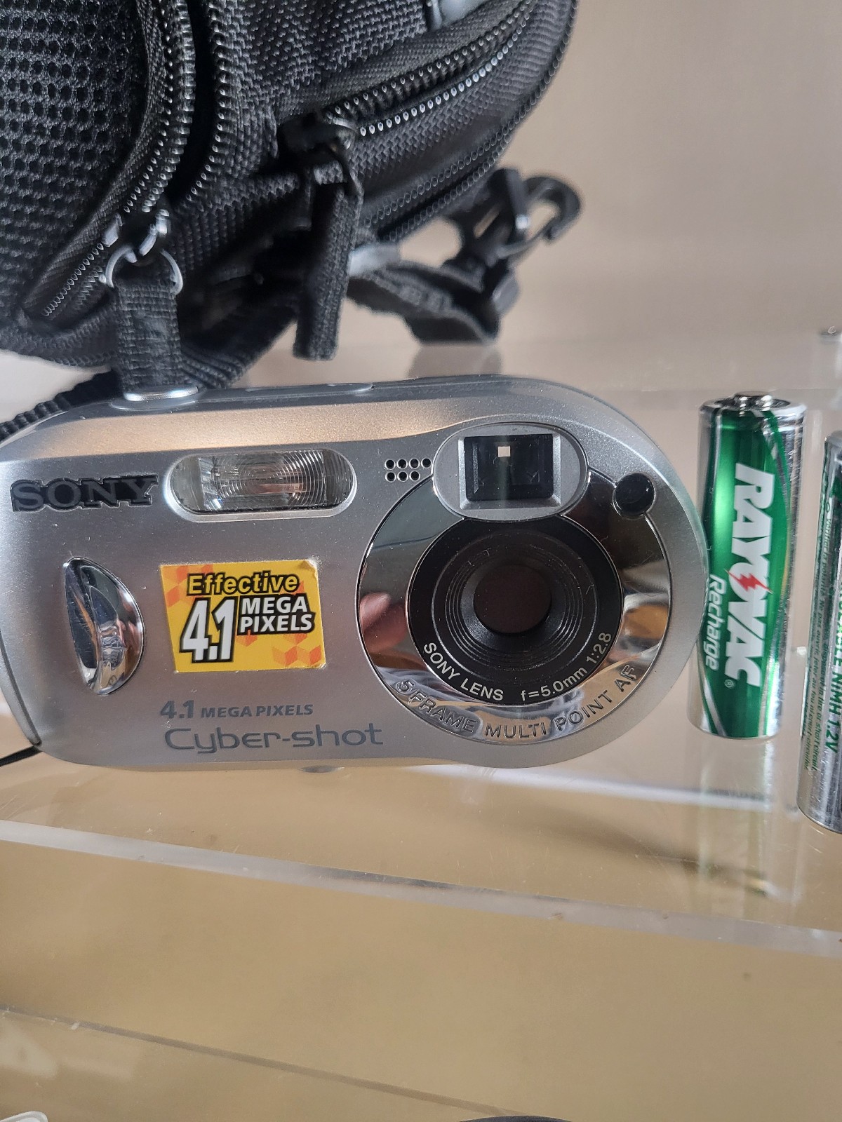 Sony Cyber Shot 4.1 Mega Pixel in Case Rechargable w/ Cords 3x zoom 2 Memory CAr