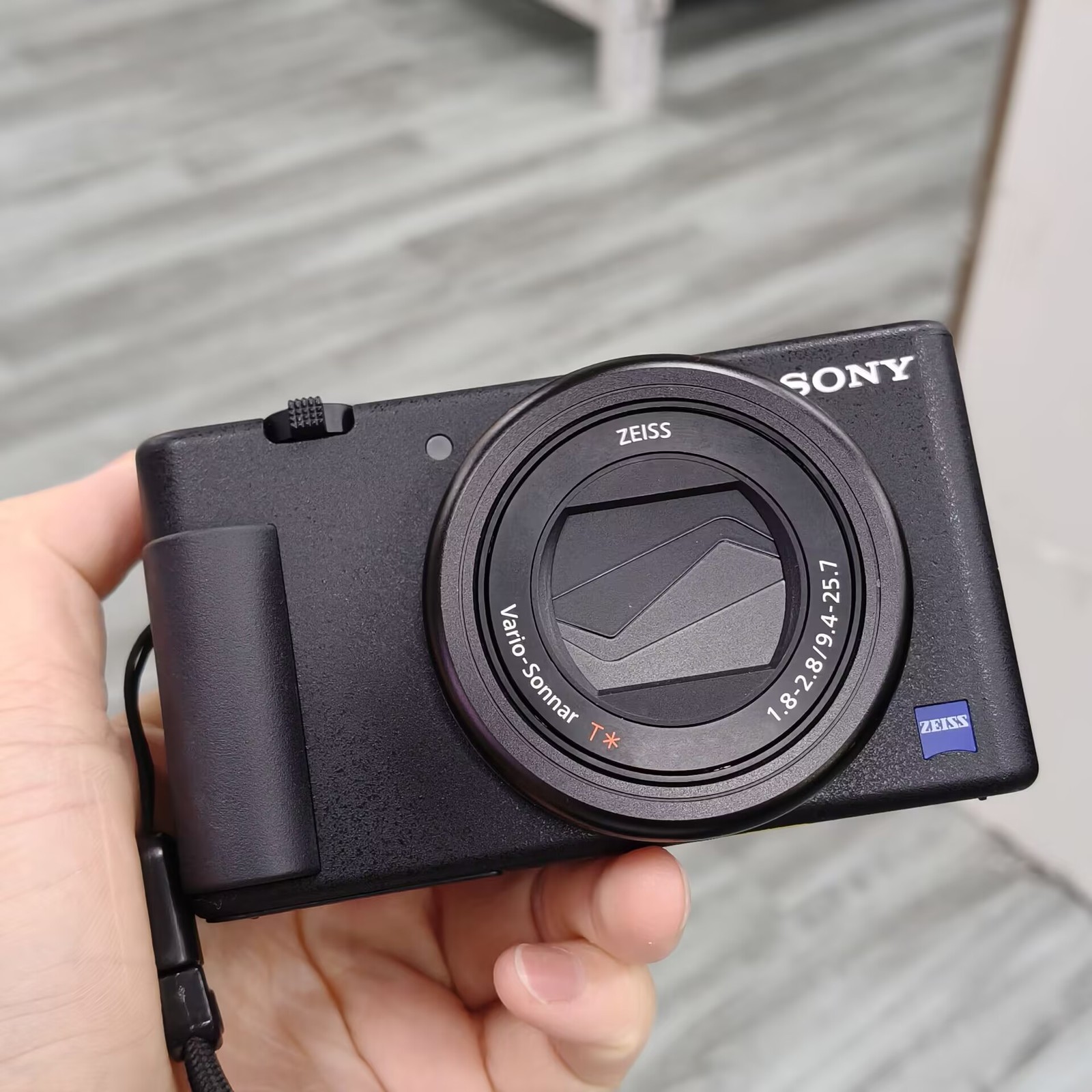 Sony ZV-1 20.1MP Compact Digital Camera Side flip-out 3.0” LCD screen