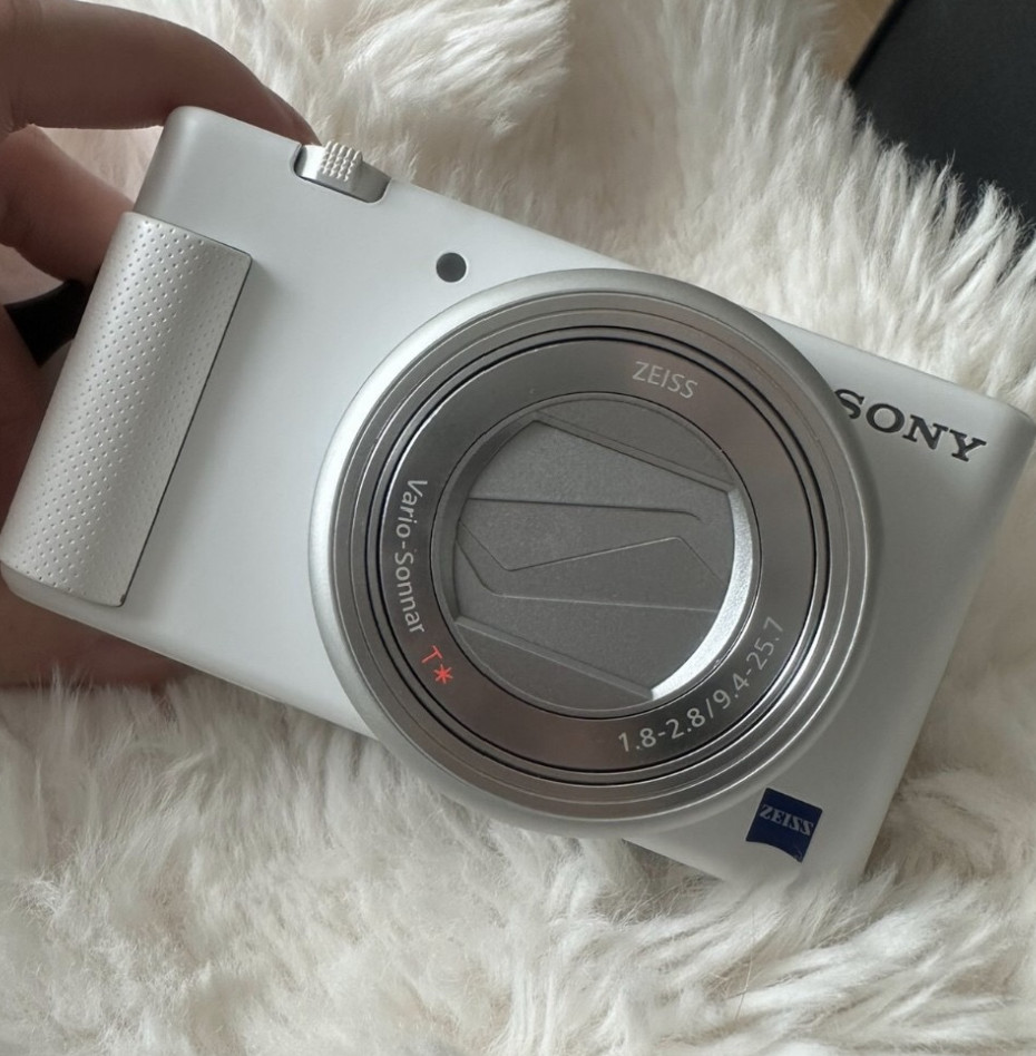 Sony ZV-1F 20.1MP Vlogging Camera – White Mint Condition