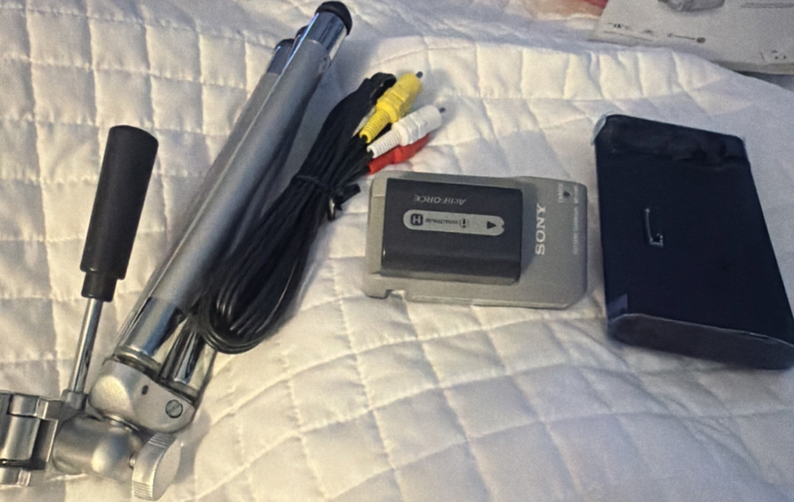 Sony BC-TRP Battery Charger for Handycam Camcorder 100-240V Video/Audio Out