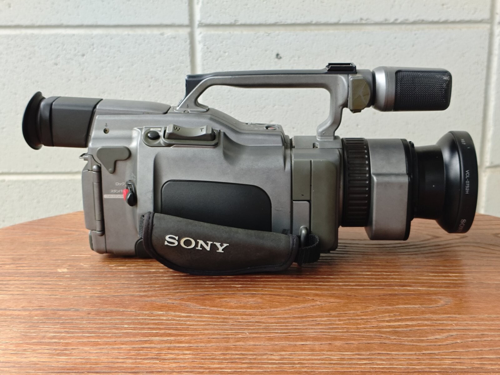 47968 Sony DCR-VX1000 MiniDV Camcorder NTSC Tested w/ Charger