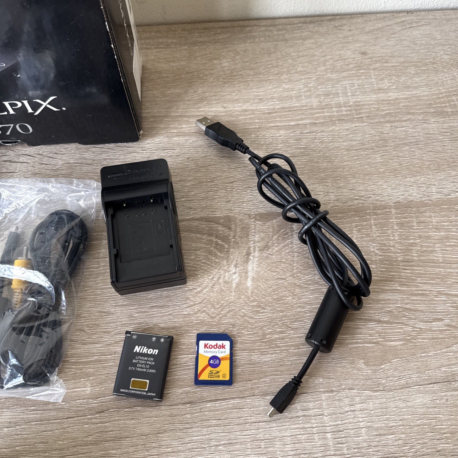 Nikon COOLPIX S570 12MP Digital Camera Black Charger + Memory Card + Battery