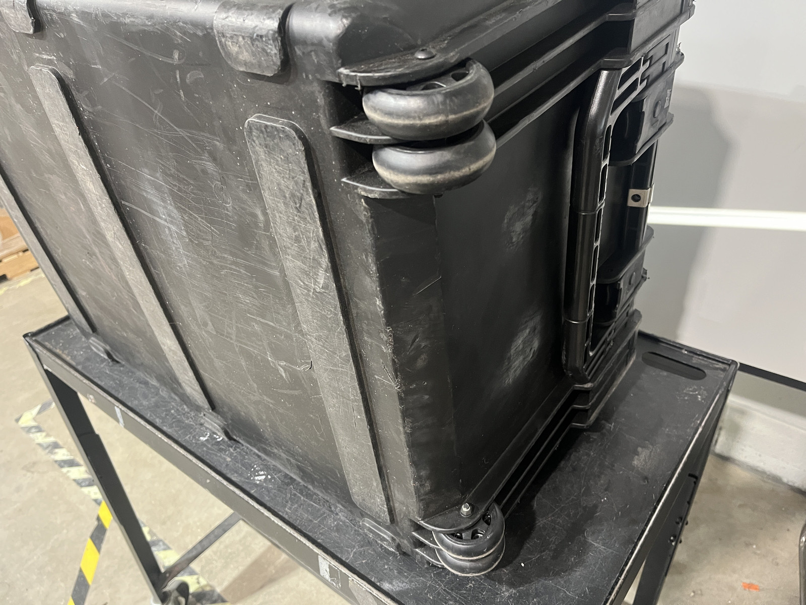 SKB iSeries 3021-18 Waterproof Storage Case Exterior Dimensions 33×23.5×18.75