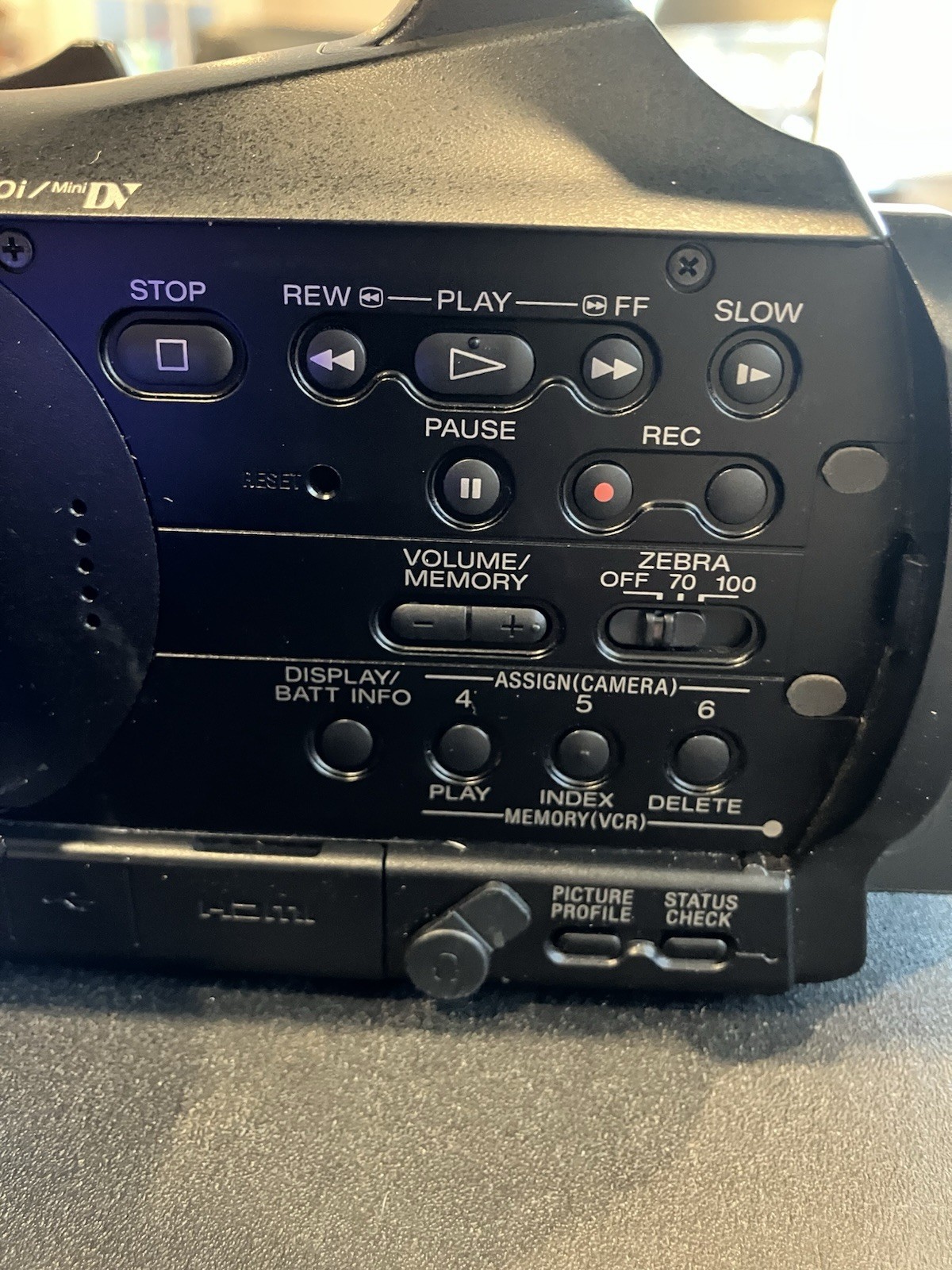 Sony HVR-V1U 3CMOS HDV Pro Camcorder MiniDV DVCAM 20x Zoom HDMI Working w/extras