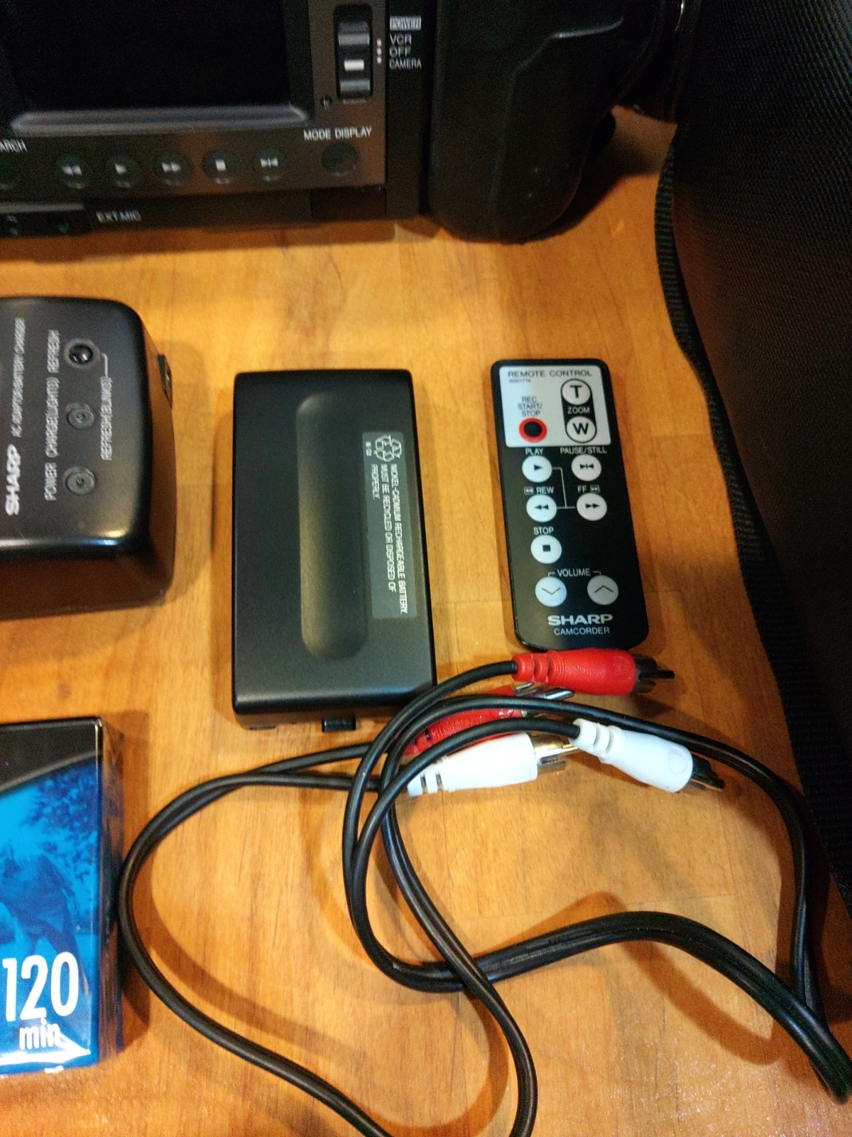 Sharp VL-E30 Viewcam – w/accessories Extra Battery Remote Charger New Tape Case