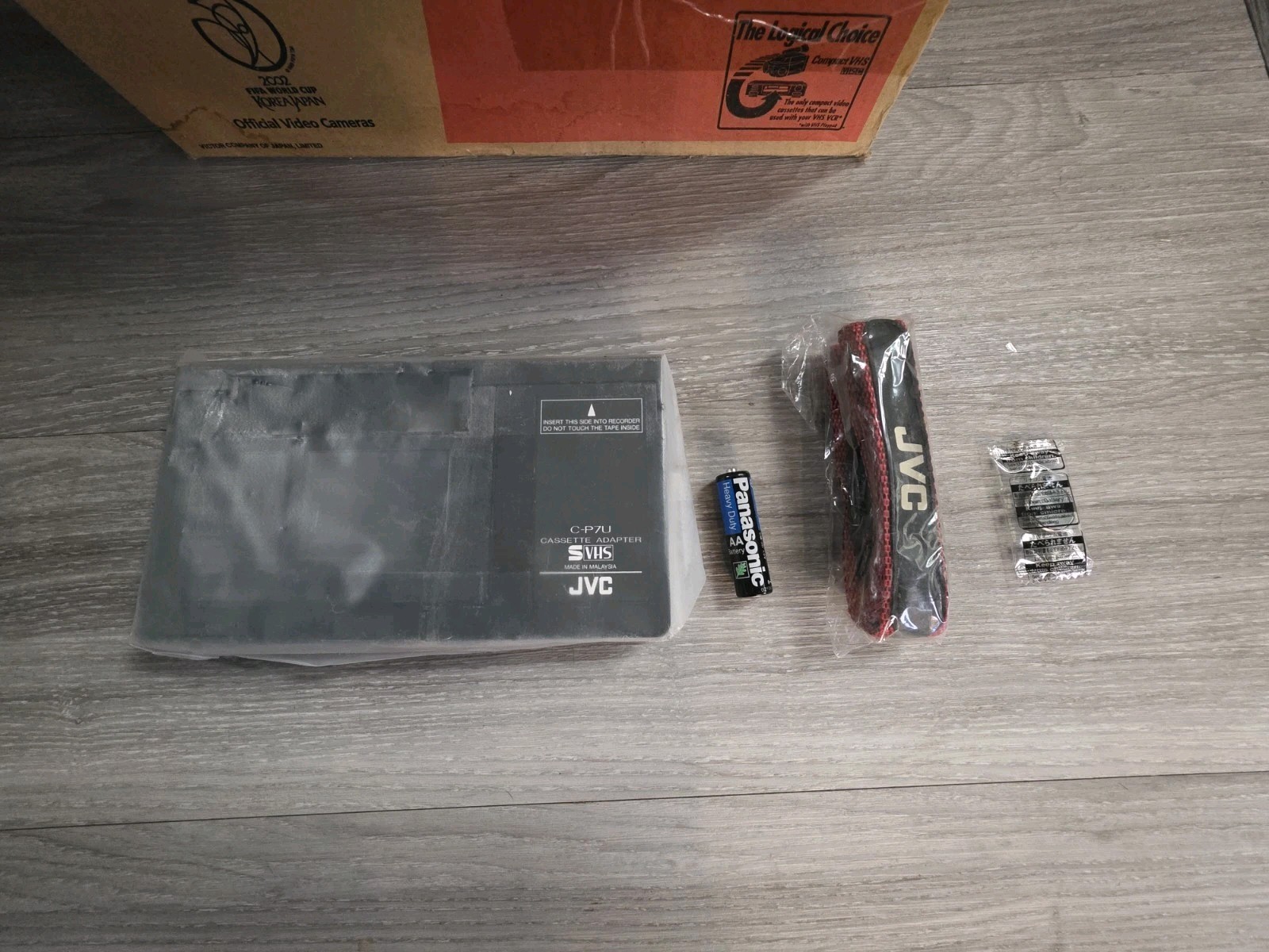 JVC GR-AXM225U VHS-C Camcorder 300x Zoom DSP LCD Screen w/ Accessories & Box