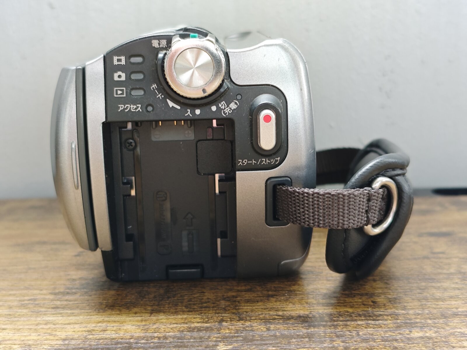 10466 Sony DCR-SR60 Camcorder HDD NTSC Tested w/ Charger w/o Station