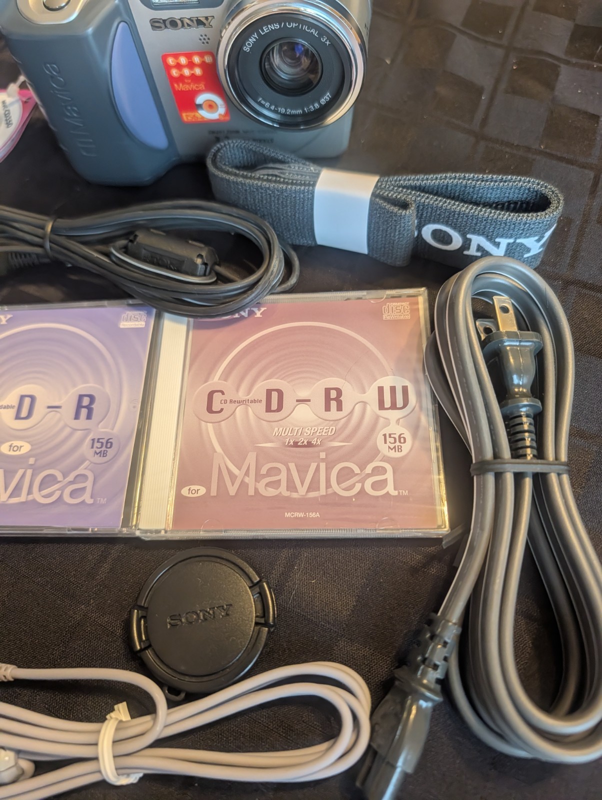 Sony CD Mavica 3.2MP Digital Camera – 3x Optical Zoom – (MVC-CD350) New Open box